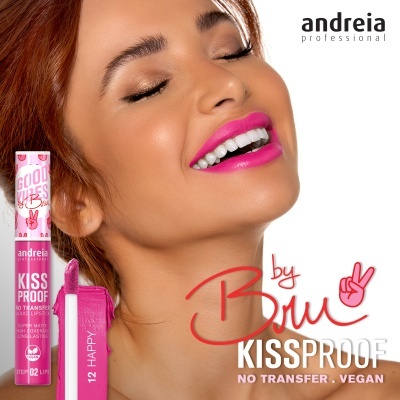 Batom líquido rosa fúcsia Andreia Kiss Proof com modelo sorridente e texto promocional