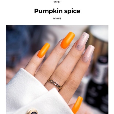 Mão com unhas compridas laranja e nude brilhante com anel dourado e manga branca