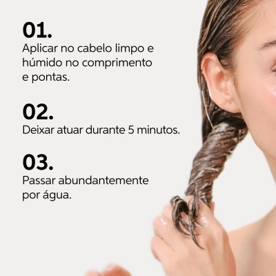 Pessoa com cabelo molhado aplicando produto de cabelo, instruções de uso em português