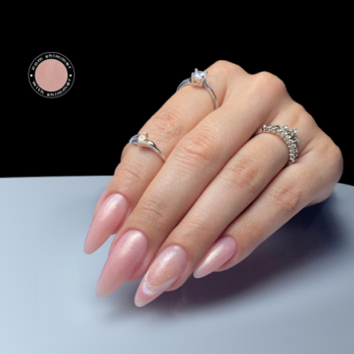 Mão com unhas cor-de-rosa brilhantes e anéis prateados