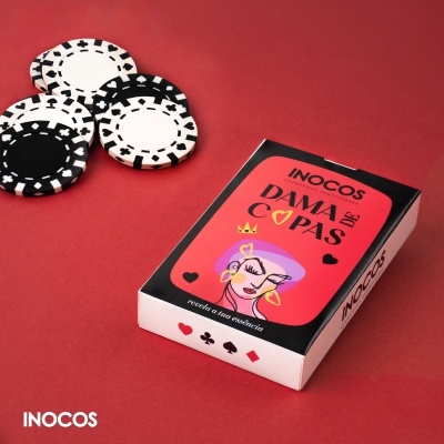 Caixa de cartas Dama de Copas com fichas de poker em fundo vermelho
