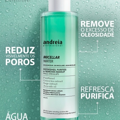 Frasco de água micelar verde-azulada da marca andreia professional com texto informativo e fundo com gotas de água
