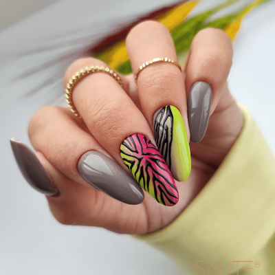 Unhas compridas pintadas com esmalte cinzento, verde néon e padrão de zebra em rosa e preto