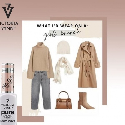 Conjunto de roupas bege e cinza com acessórios e verniz Victoria Vynn sobre fundo rosa claro