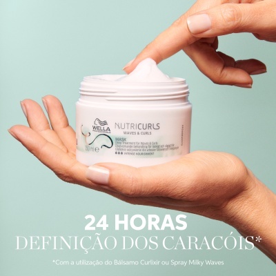 Frasco aberto de creme capilar Wella Nutricurls Waves & Curls com creme branco e mãos femininas aplicando-o