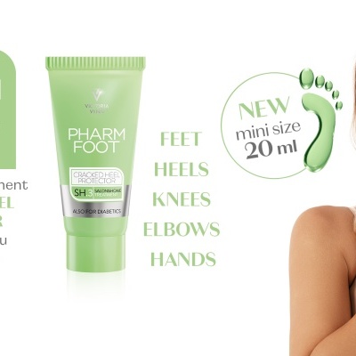 Creme PHARM FOOT para calcanhares rachados em tubo verde claro de 20 ml com mulher ao lado