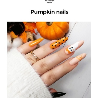 Unhas decoradas com tema de abóbora e desenhos em laranja, preto e branco