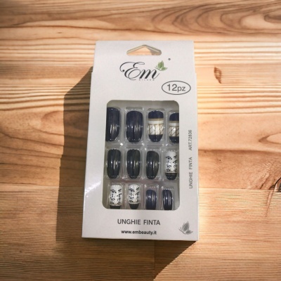 Caixa de unhas postiças azul escuro e branca com padrões florais