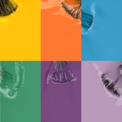 Seis quadrados coloridos cada um com escova de dentes preta e substância viscosa clara.