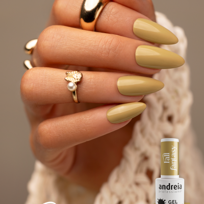 Mão feminina com unhas alongadas em verniz gel bege esverdeado e anéis dourados, produto andreia Gel Polish rF4 Fall fantasy