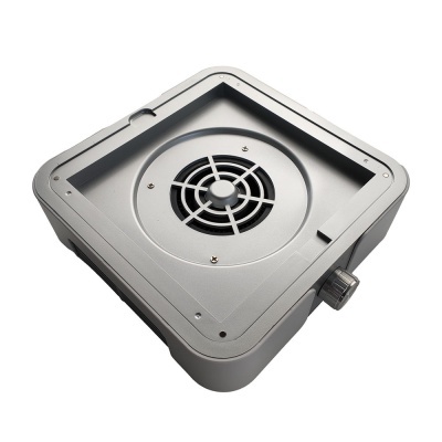 Ventoinha quadrada cinzenta com grelha central e botão lateral