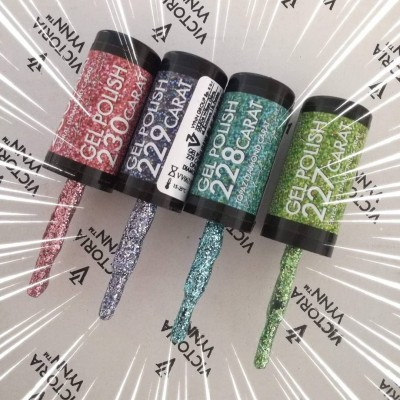 Quatro frascos de verniz gel colorido com glitter em várias cores sobre fundo branco com padrão Victoria Vynn