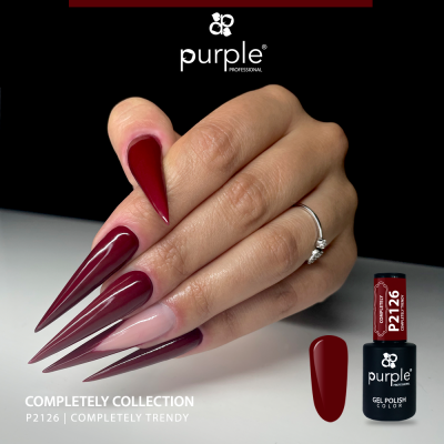 Mão com unhas longas vinhos stiletto e frasco de verniz gel Purple Professional P2126