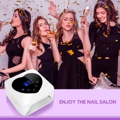 Aparelho elétrico para manicure com visor digital, quatro mulheres celebrando com vestidos pretos e champanhe
