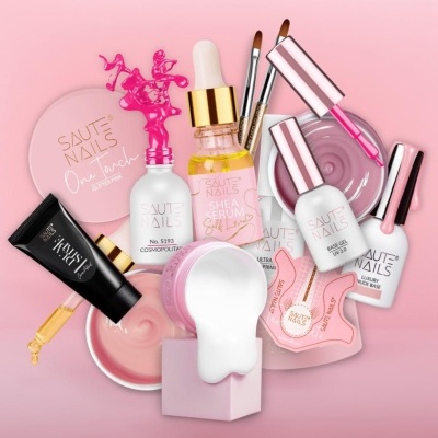 Produtos para unhas SAUTE NAILS em tons rosa e branco com pincéis sobre fundo rosa