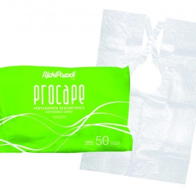 Embalagem verde de sacos plásticos descartáveis e saco plástico transparente ao lado