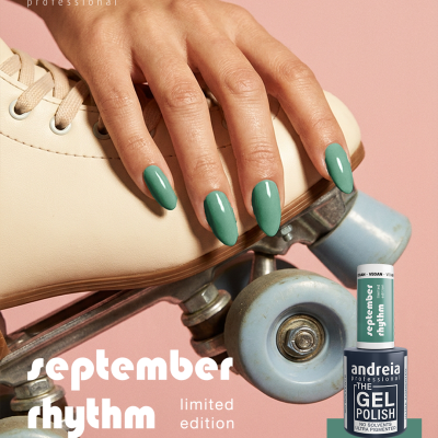 Esmalte de unhas verde em gel Andreia Professional The Gel Polish edição limitada sobre fundo rosa com mão a segurar patim