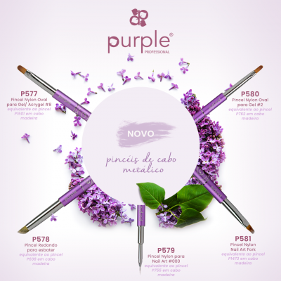 Pincéis para unhas com cabo metálico roxo da Purple Professional rodeados de flores lilases.