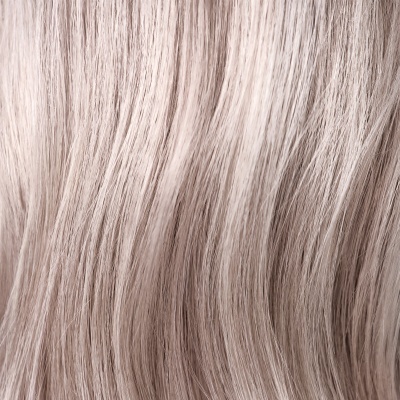 Cabelo sintético ou real cinza claro e bege com textura lisa e ondulada