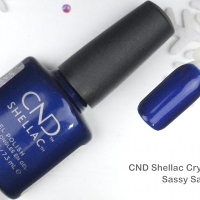 Verniz de unhas CND Shellac azul escuro com amostra da cor aplicada num fundo branco decorado