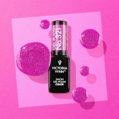 Verniz gel rosa glitter Victoria Vynn nº 321 com gotas em fundo rosa