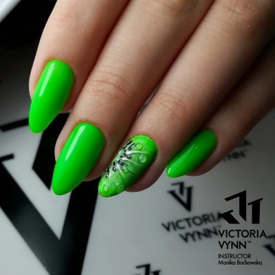 Unhas verdes com decoração em relevo sobre fundo branco com texto Victoria Vynn