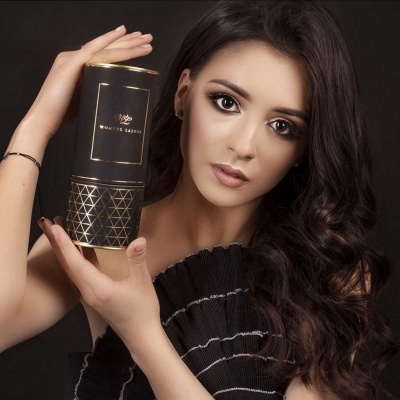 Mulher com embalagem de chá preta e dourada