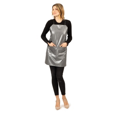 Mulher de pé com avental cinzento brilhante sobre roupa preta