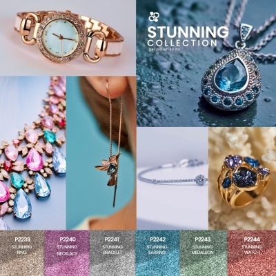 Variedade de joias como relógio, colares, brinco, pulseira e anel com pedras coloridas e texto da coleção