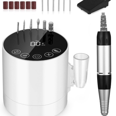 Conjunto de manicure elétrico branco e preto com bits metálicos, lixas castanhas, punho e pedal.