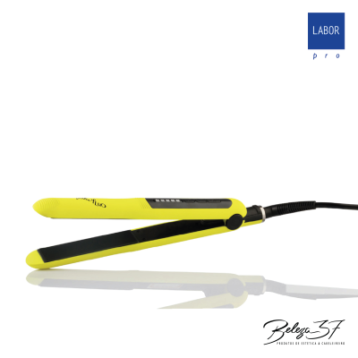 Prancha alisadora de cabelo amarela e preta com display digital e cabo elétrico em superfície branca