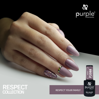 Mão com unhas em verniz gel roxo fosco e glitter, frasco de verniz gel Purple Professional P2088