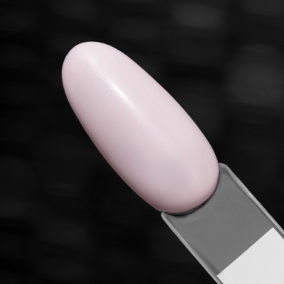 Amostra de esmalte de unha rosa pastel brilhante sobre base cinza com etiqueta branca