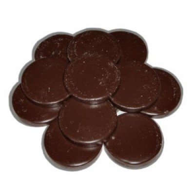 Bolachas redondas de chocolate preto empilhadas