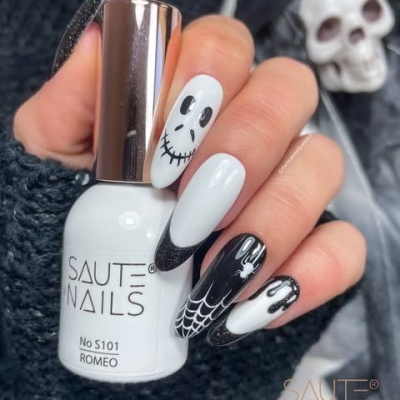 Frasco verniz branco SAUTE NAILS com unhas decoradas Halloween