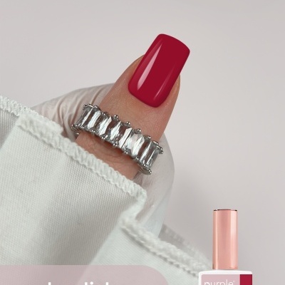 Unha com verniz em gel vermelho escuro 022 amour da Purple Professional com anel prateado e frasco do verniz