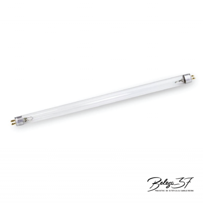 Lâmpada fluorescente tubular transparente com terminais metálicos em fundo branco