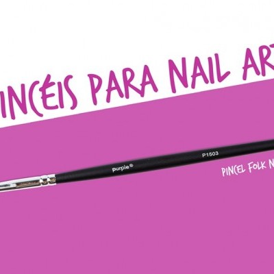 Pincel fino para nail art com cabo preto e escrita em fundo roxo