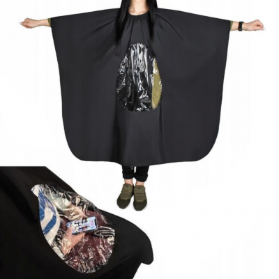 Capa preta com bolso transparente oval ao centro para telemóvel