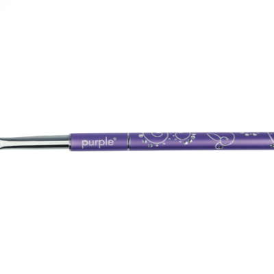 Pincel cosmético com cabo roxo decorado e cerdas marrons