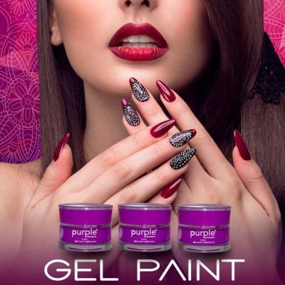 Frasco de gel para unhas purple com unhas decoradas e fundo rosa e roxo