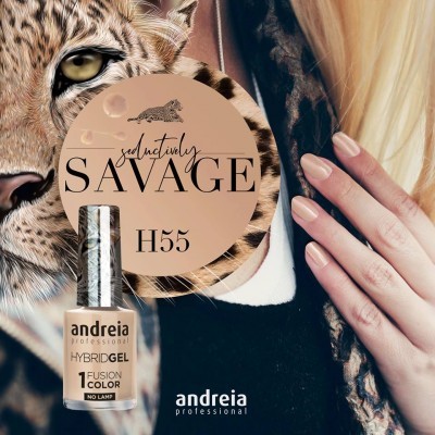 Verniz gel bege nude H55 da andreia professional com fundo de leopardo e mão feminina
