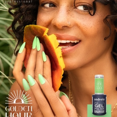 Produto de verniz gel para unhas, modelo com unhas pintadas de verde claro a segurar manga