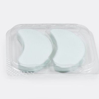 Almofadas de contorno dos olhos brancas embaladas em plástico transparente