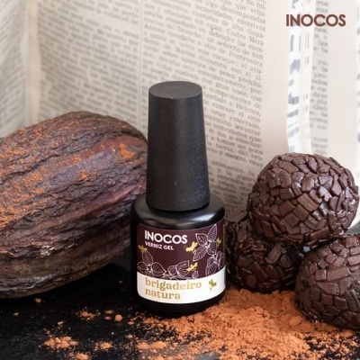 Frasco de verniz gel INOCOS Brigadeiro Natura com cacau e brigadeiros ao redor