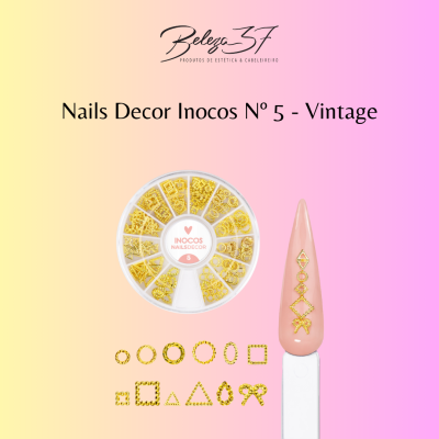 Decorações douradas para unhas Inocos Nº 5 Vintage com unha rosa claro decorada e fundo rosa e amarelo