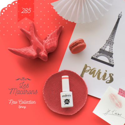 Composição com frasco de verniz andreia, macaron, Torre Eiffel, texto Paris e cartão com beijo