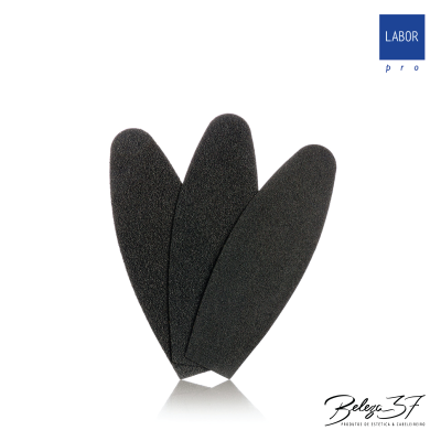 Três esponjas pretas de espuma com textura uniforme dispostas em leque