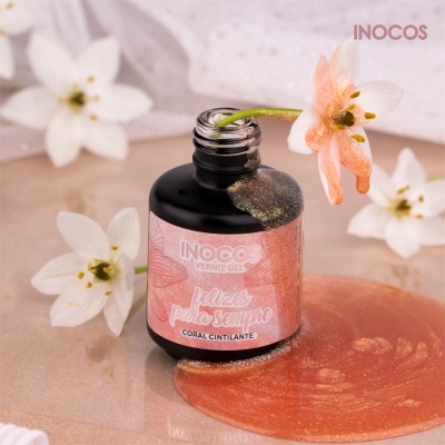 Frasco de verniz gel coral cintilante Inocos com flores ao redor