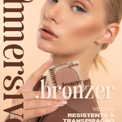 Mulher segurando pó bronzer Andreia com texto promocional em fundo bege